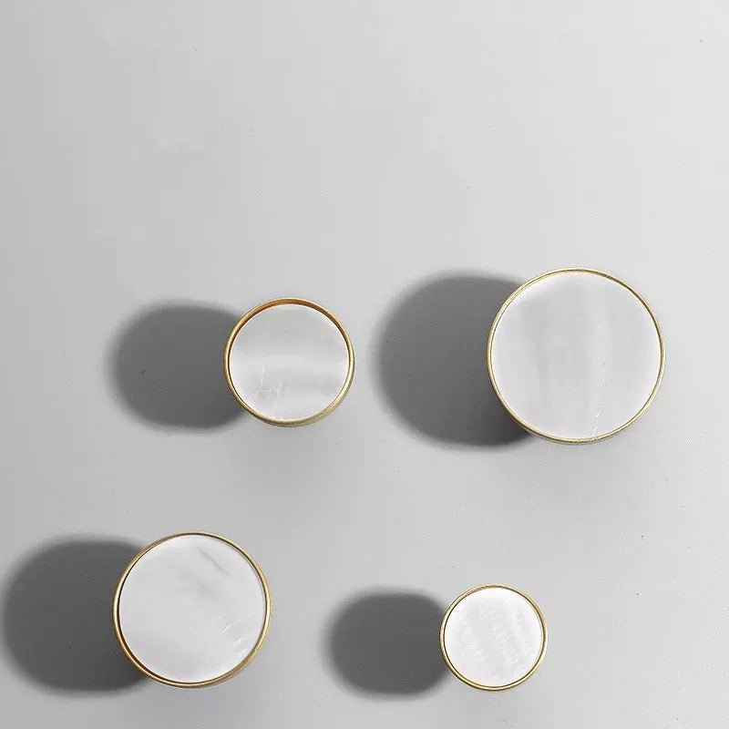 Børstet messing møbelknop med hvidt strandskal mønster (flere størrelser) - Grebet