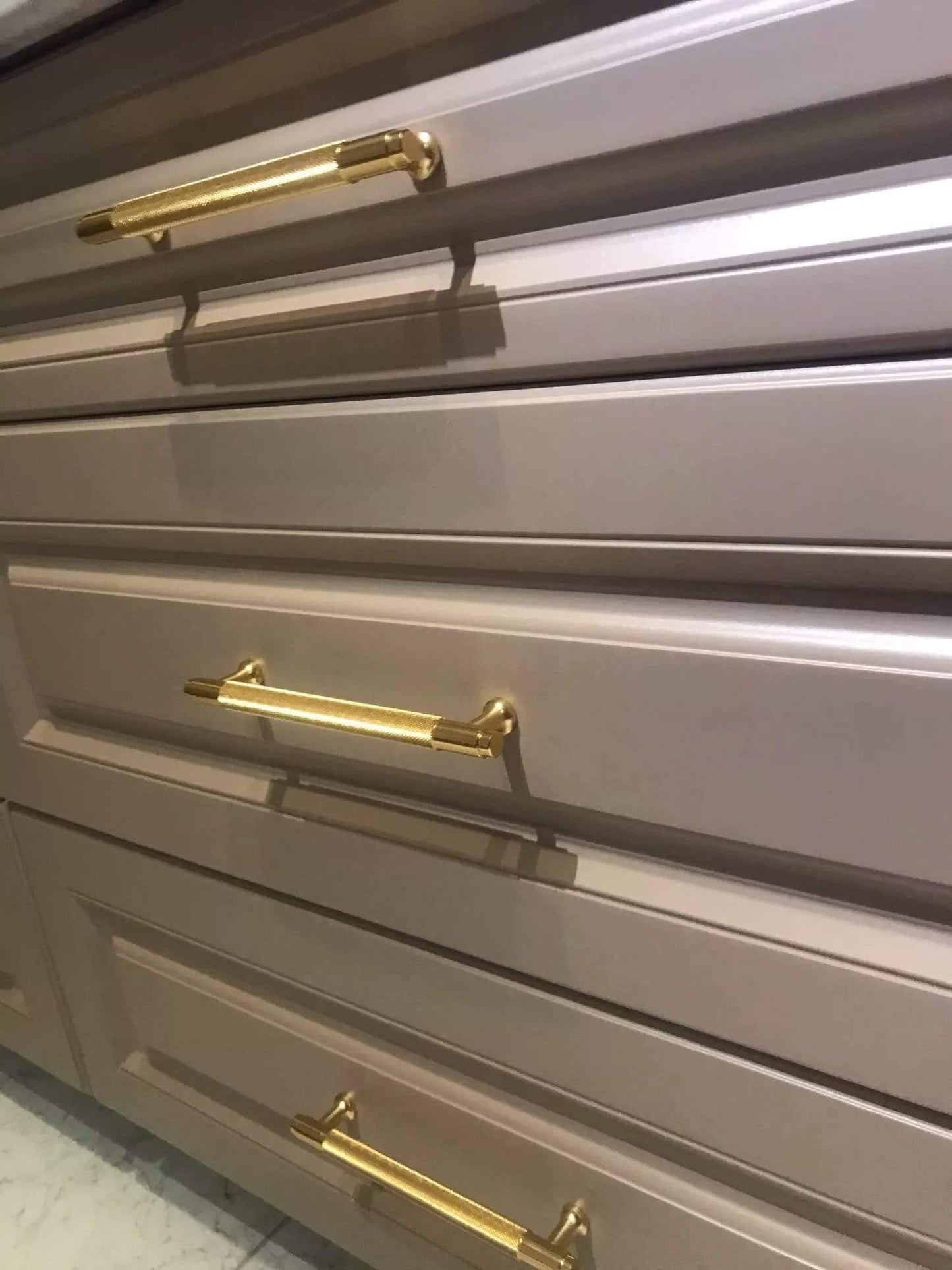 By Grebet Metal greb Moderne rå greb i guldfarvet metal (flere størrelser)