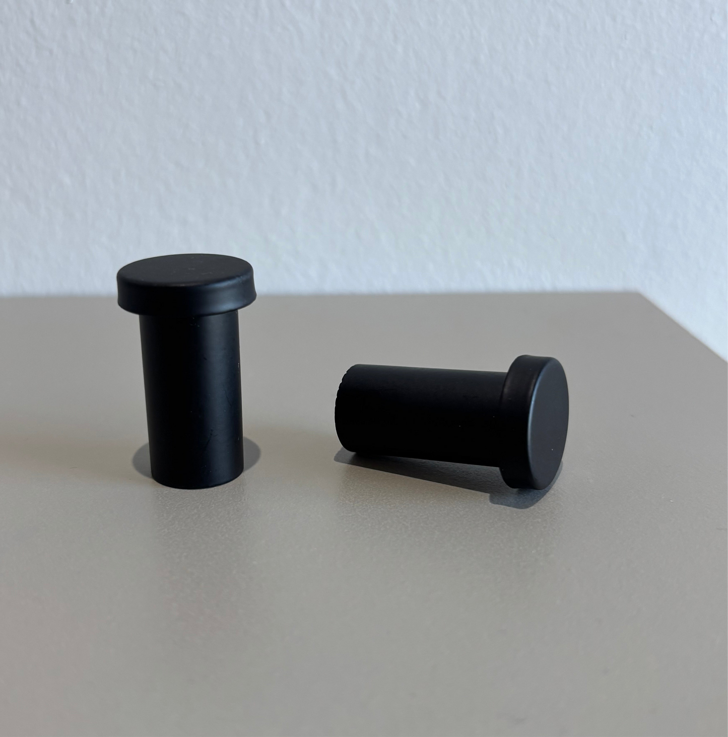 Sorte letvægtsknager i minimalistisk design