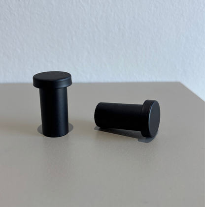 Sorte letvægtsknager i minimalistisk design