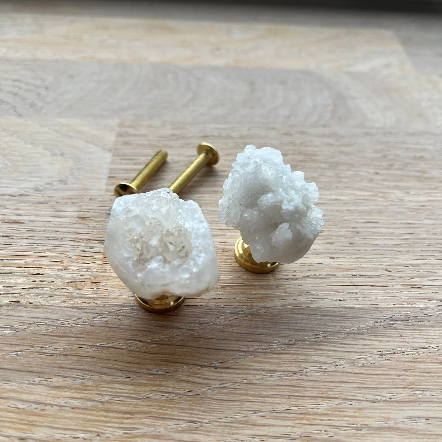 Rå hvid krystal møbelknop (Ø: 25-30 mm)