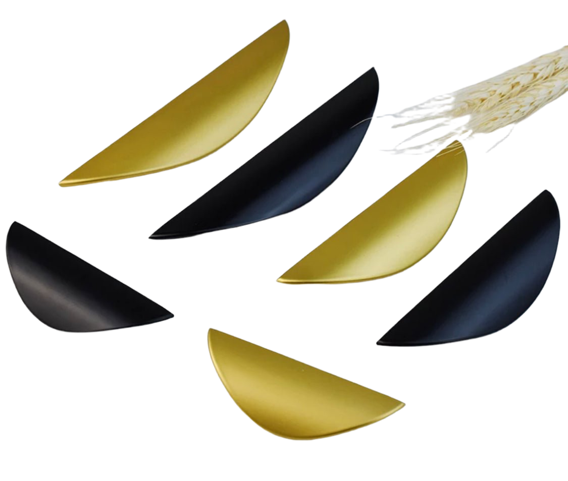 Halvmåne greb i farverne messing eller sort (32 mm, 64 mm, 96 mm)