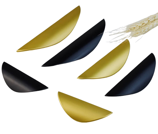 Halvmåne greb i farverne messing eller sort (32 mm, 64 mm, 96 mm)