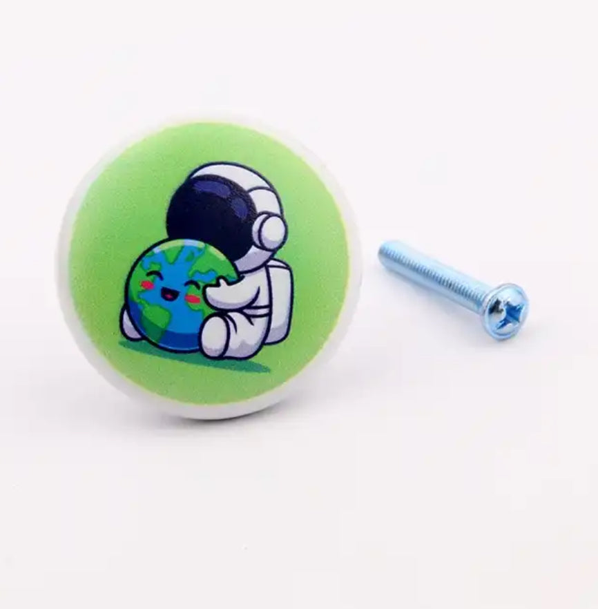 Keramik greb til børneværelset med søde astonauter (Ø: 38 mm)