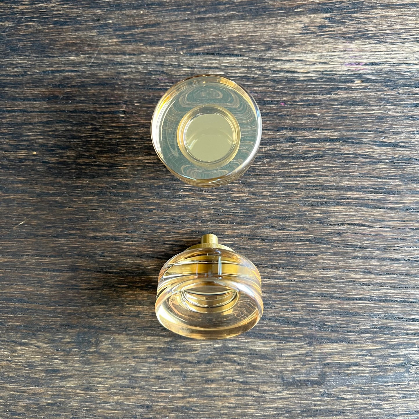 Møbelknop i akryl og messing