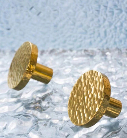 Møbelknop i banket messing (Ø: 25 mm eller 28 mm)