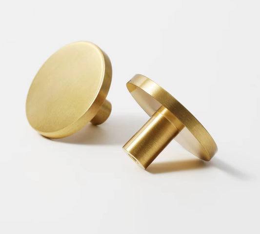 Rund møbelknop i børstet messing (Ø: 25mm - 28mm - 33mm - 44 mm)