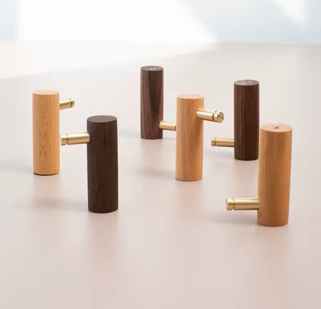 Knager i træ med børstet messing (lyst eller mørkt træ) - Grebet