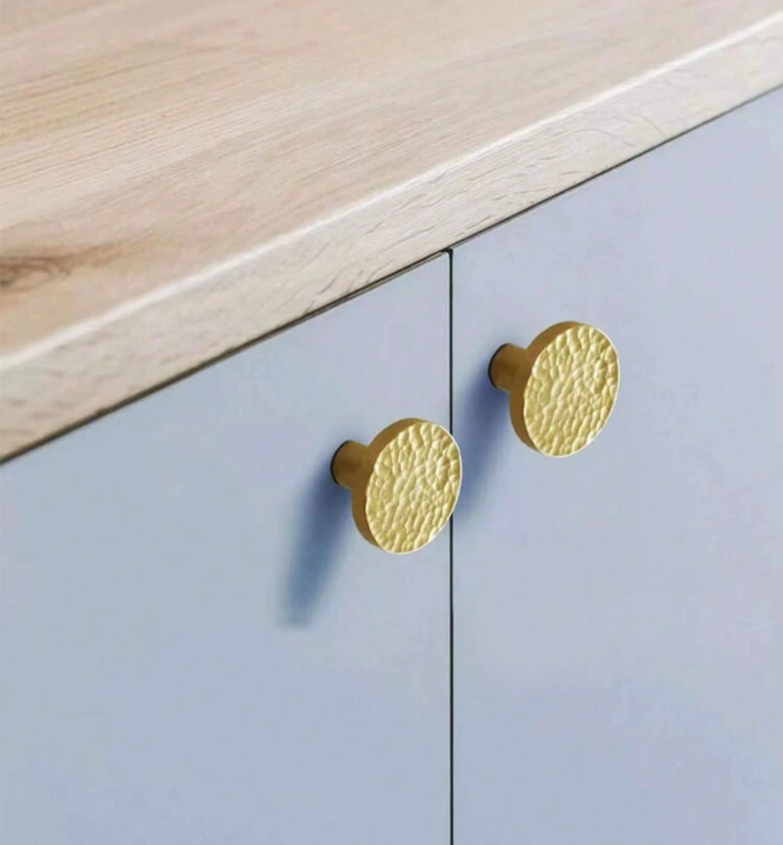 Møbelknop i banket messing (Ø: 25 mm eller 28 mm)