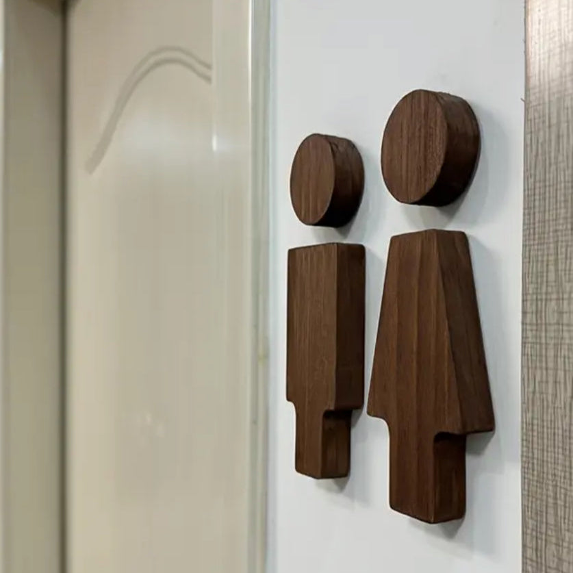 Herre og dame toiletskilt i mørkt træ
