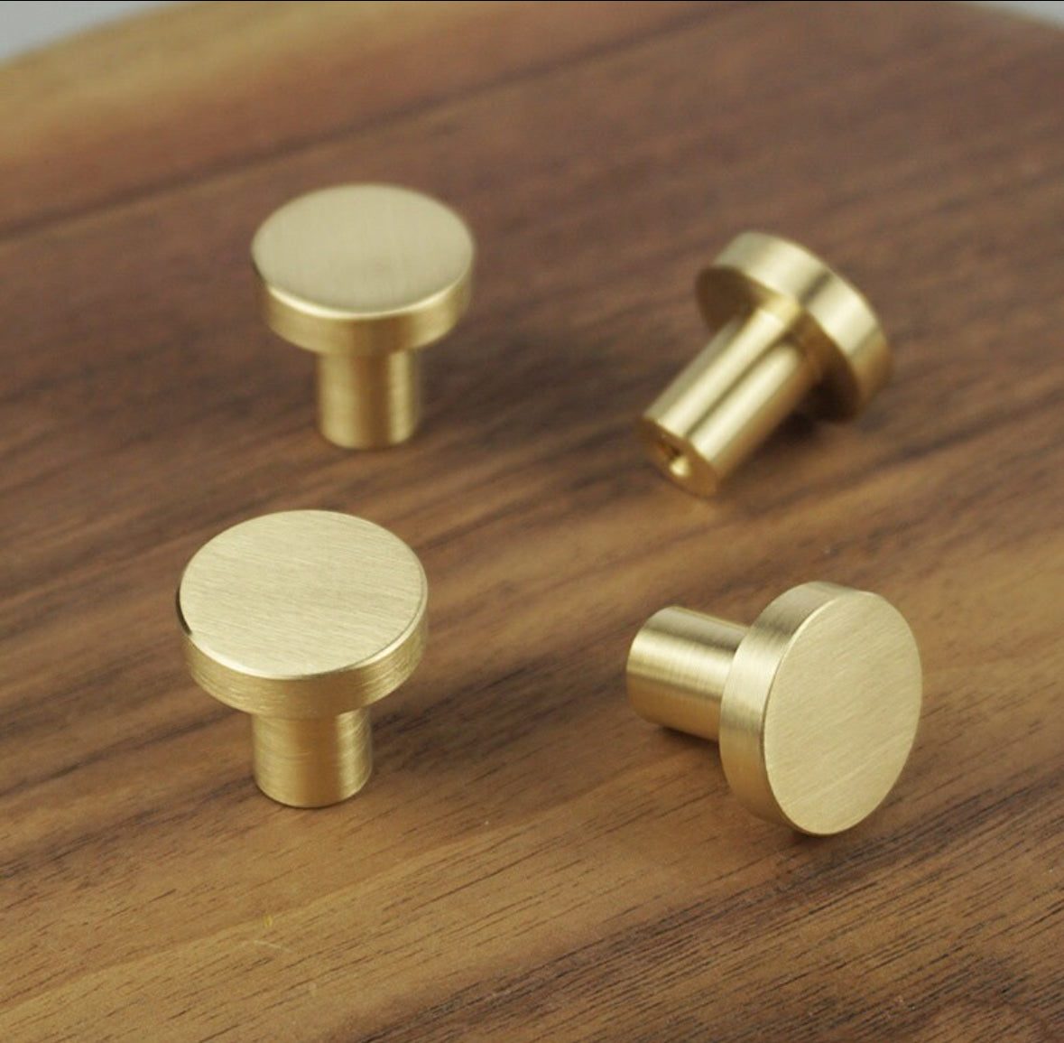 Rund møbelknop i børstet messing (Ø: 25mm - 28mm - 33mm - 44 mm)