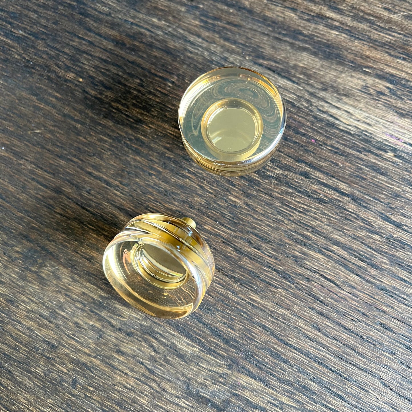 Møbelknop i akryl og messing