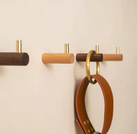 Knager i træ med børstet messing (lyst eller mørkt træ) - Grebet