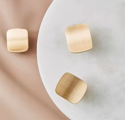 Kantet møbelknop i børstet messing