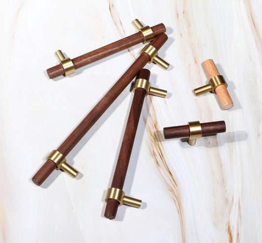 Håndtag i træ med messing hardware (bøg eller valnød)