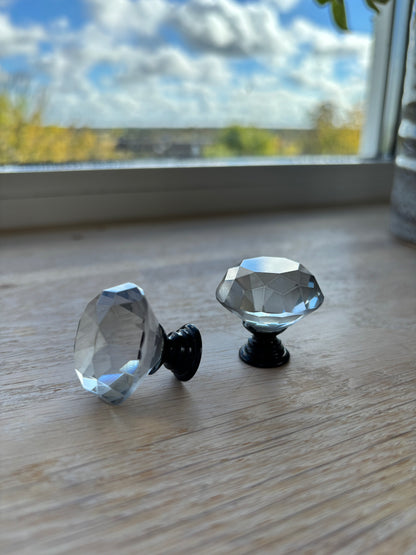 Gennemsigtige grå diamant møbelknopper med sort hardware