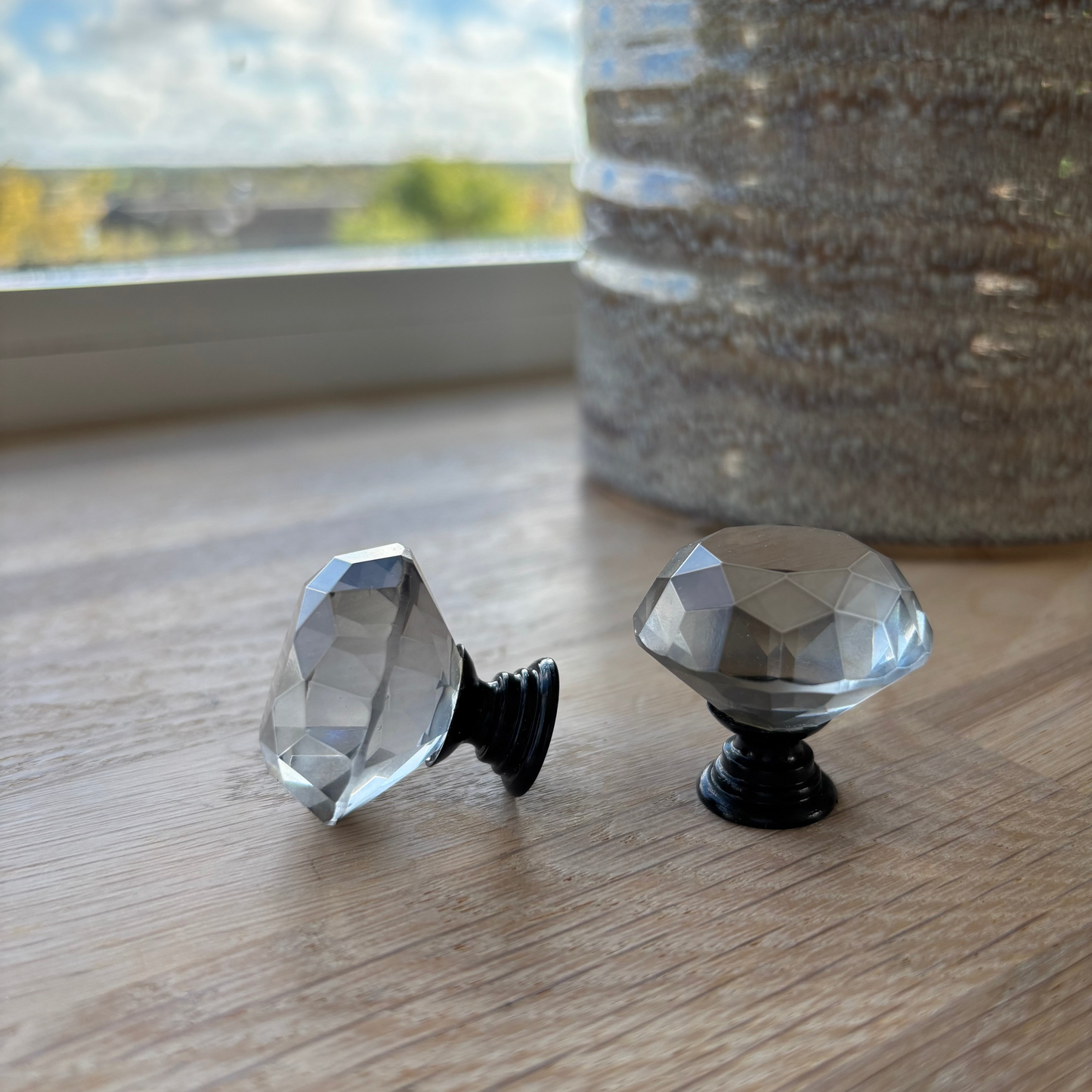 Gennemsigtige grå diamant møbelknopper med sort hardware