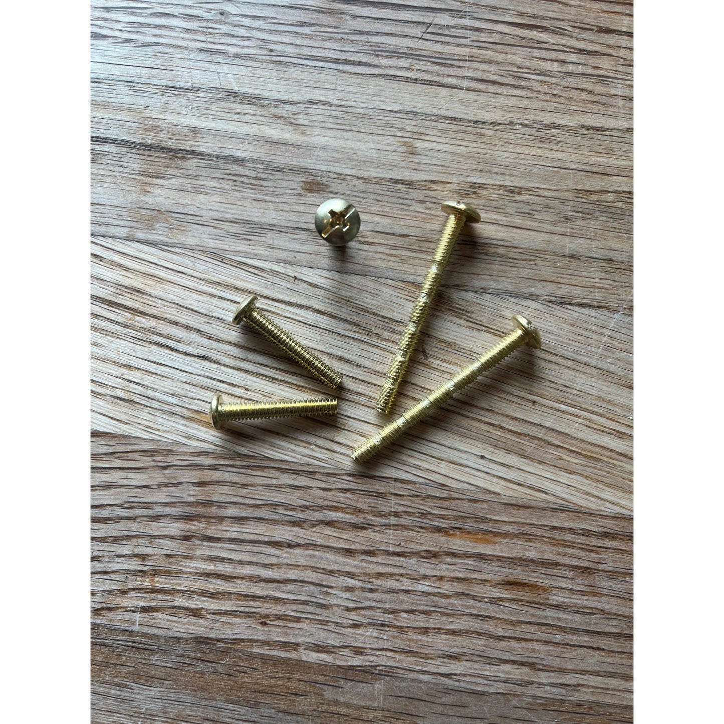 Skruer i guld/messing farve