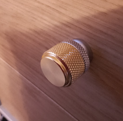 Møbelknop (guld og grå)