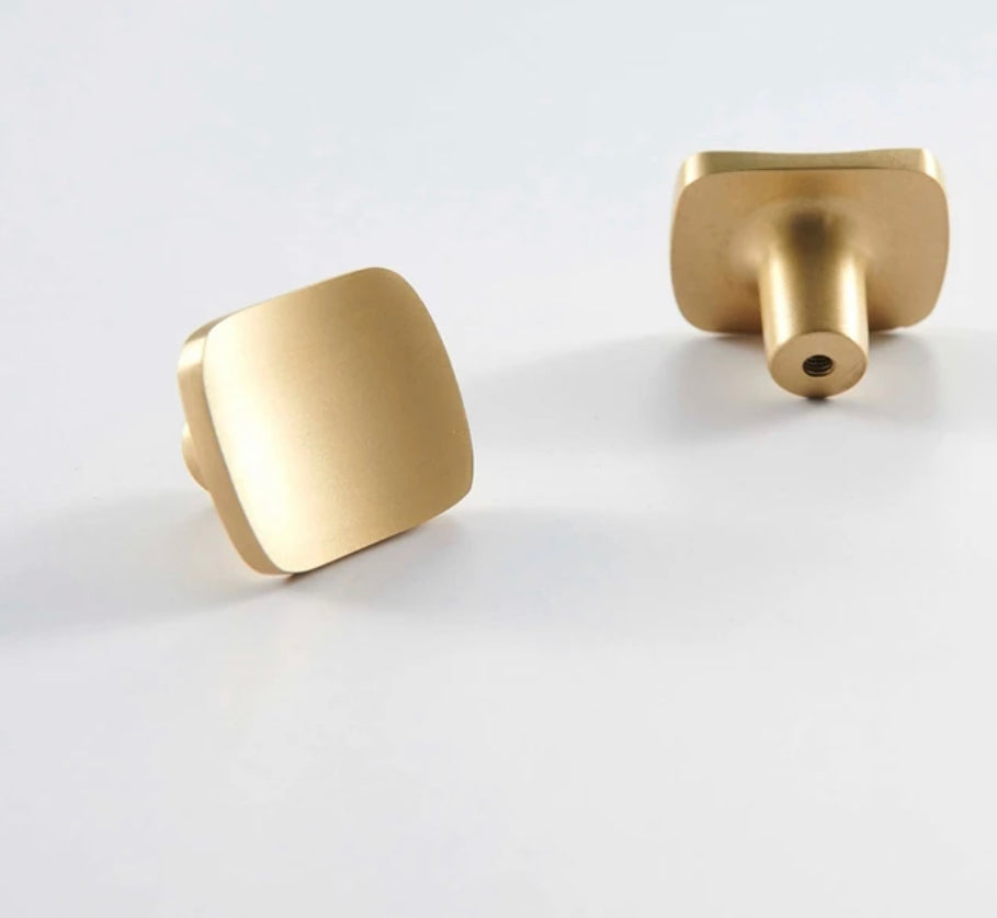 Kantet møbelknop i børstet messing