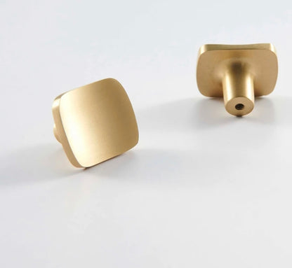 Kantet møbelknop i børstet messing