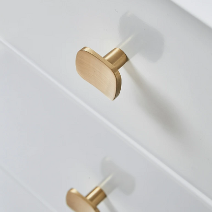 Kantet møbelknop i børstet messing