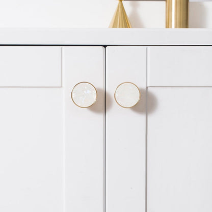 Børstet messing møbelknop med hvidt strandskal mønster (Ø: 32 mm)