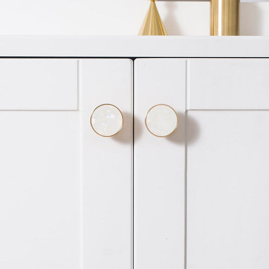 Børstet messing møbelknop med hvidt strandskal mønster (Ø: 32 mm)