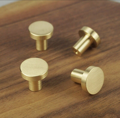 Rund møbelknop i børstet messing (Ø: 25mm - 28mm - 33mm - 44 mm) - Grebet