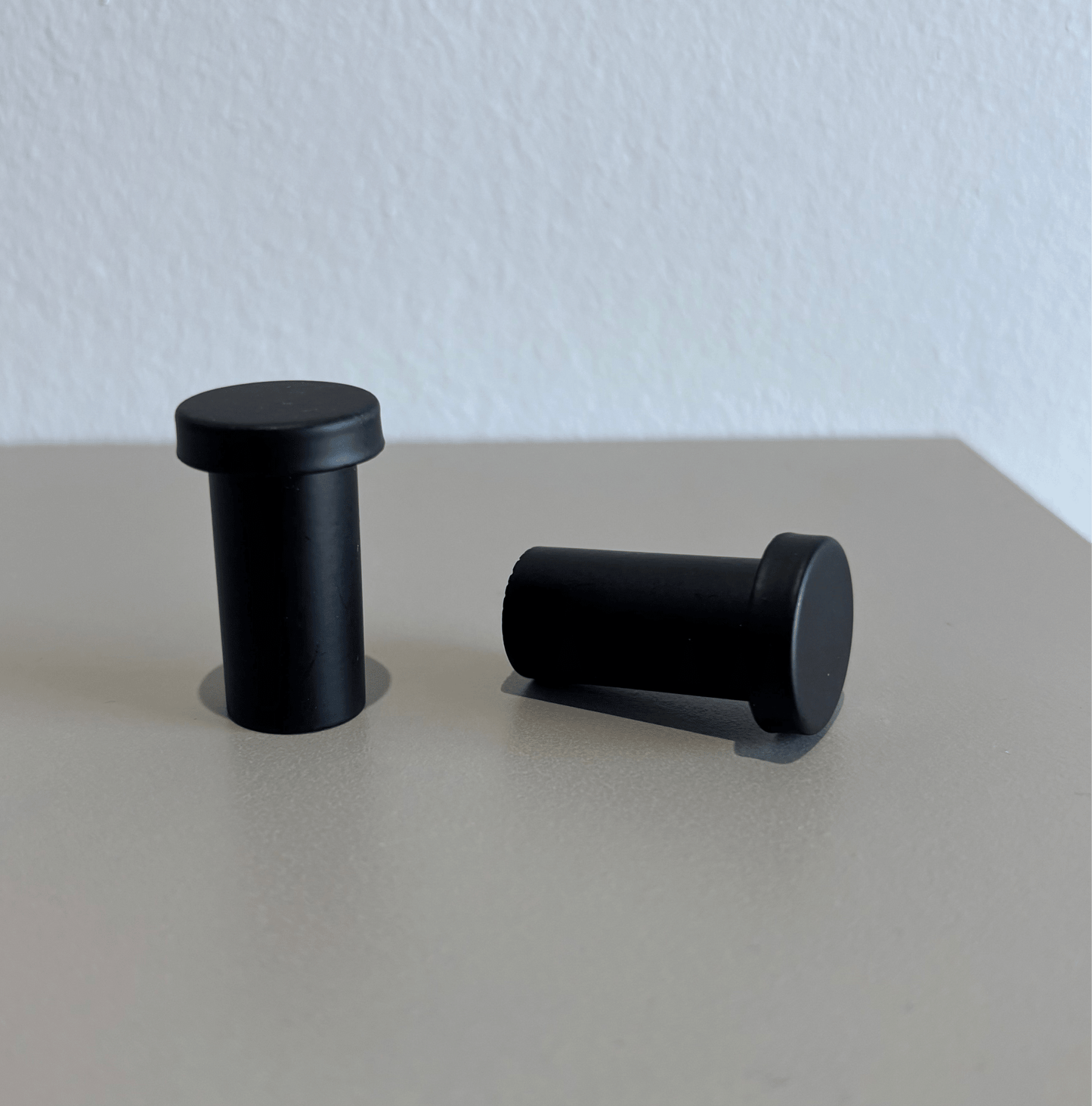 Sorte letvægtsknager i minimalistisk design - Grebet