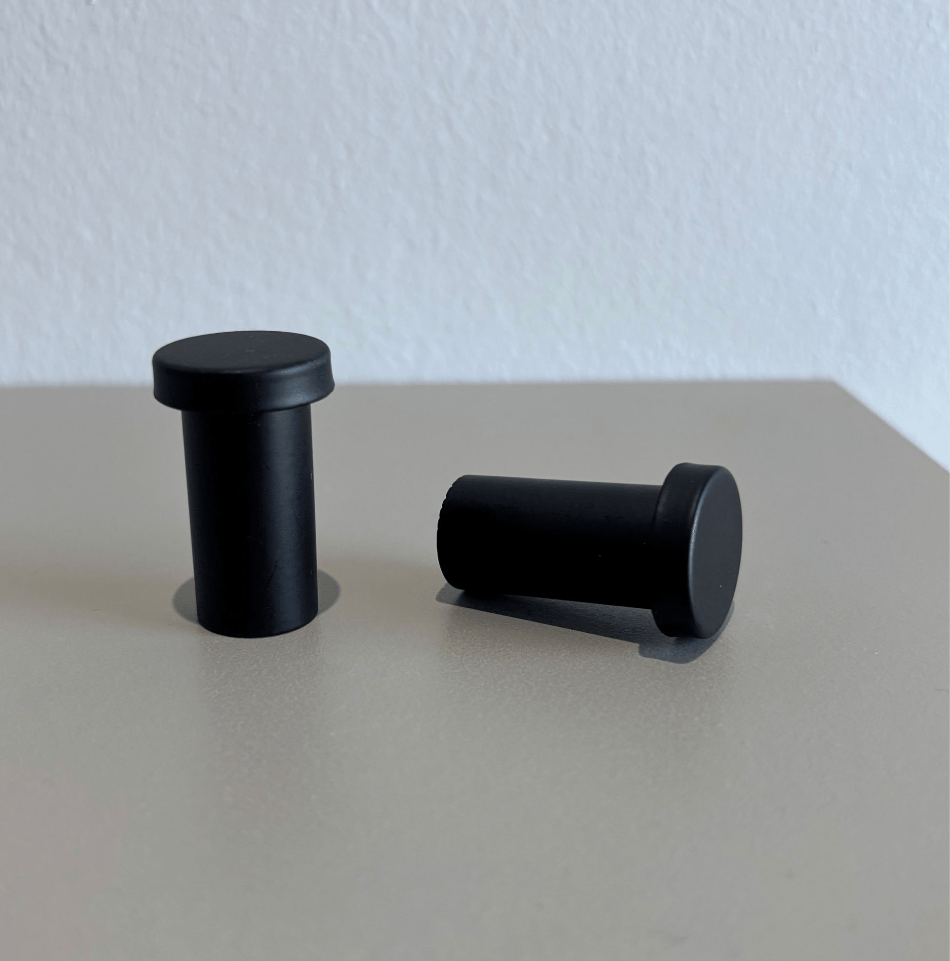 Sorte letvægtsknager i minimalistisk design - Grebet