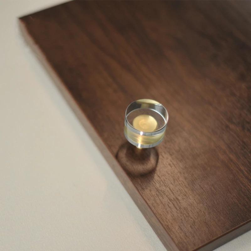 Rund akryl møbelknop på låge