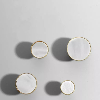 Børstet messing møbelknop med hvidt strandskal mønster (flere størrelser) - Grebet