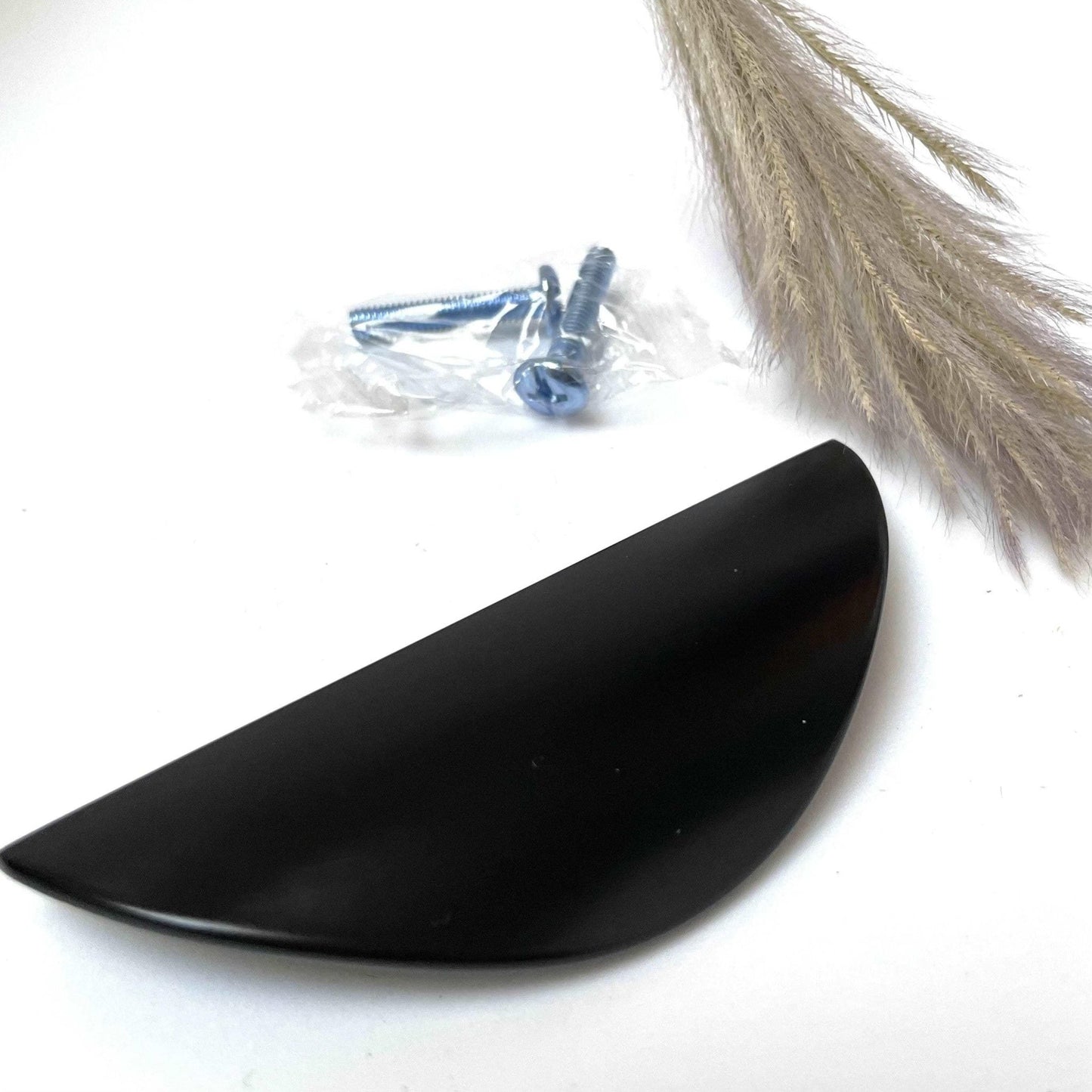 Halvmåne greb i farverne messing eller sort (32 mm, 64 mm, 96 mm) - Grebet
