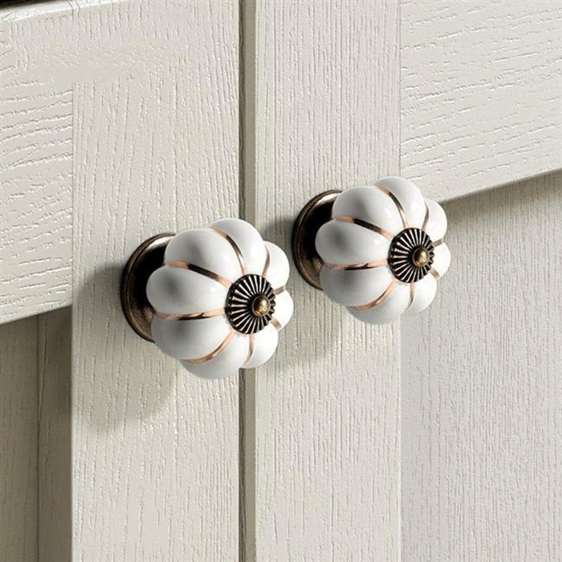 By Grebet.dk Keramik greb Hvidt græskar greb med guld deltaljer (40 mm)