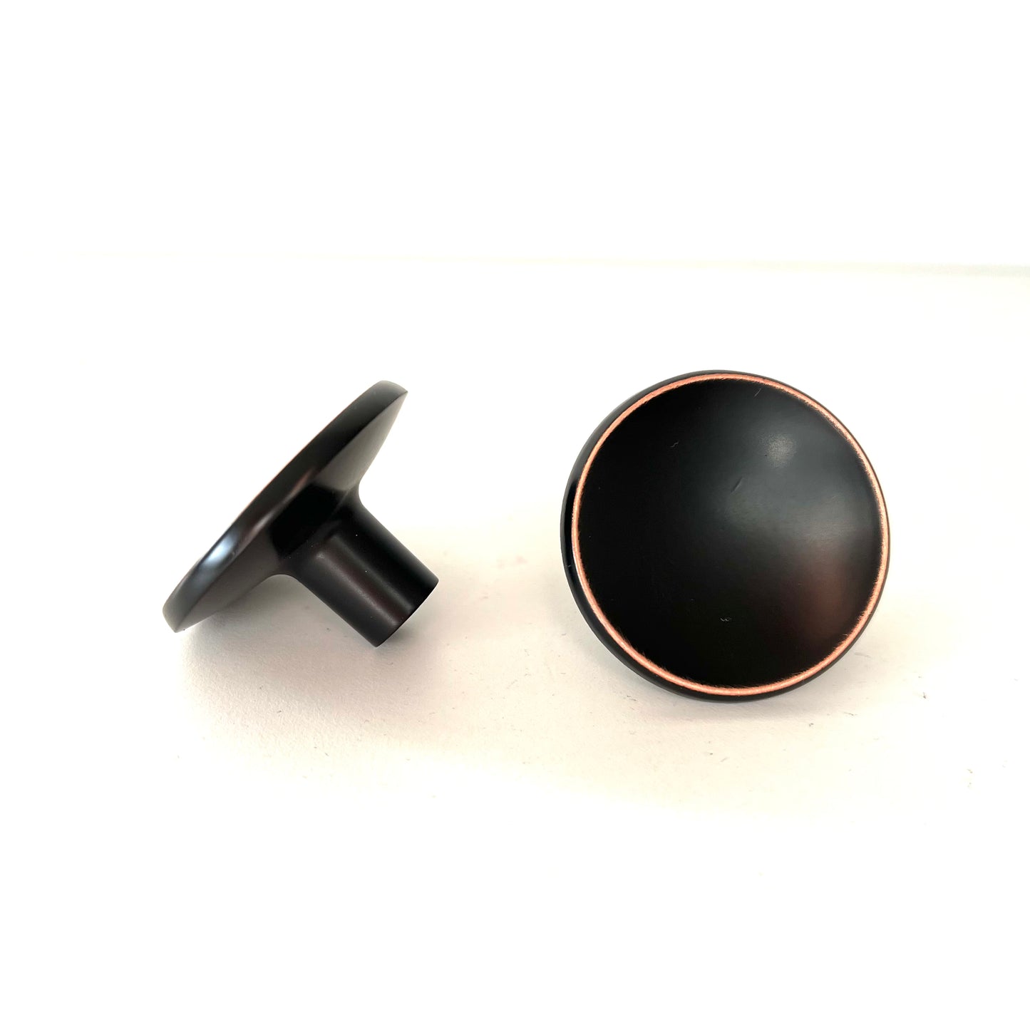 Solid møbelknop i matsort metal (Ø: 39 mm)