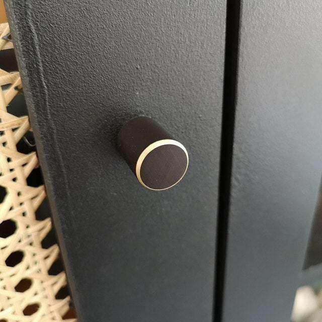 Kegleformet møbelknop i matsort metal (Ø: 20 eller 26 mm) - Grebet