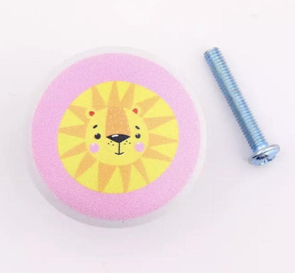 Grebet.dk Keramik greb Løve (lyserød) Keramik greb til børneværelset med dyrehoveder (Ø: 38 mm)