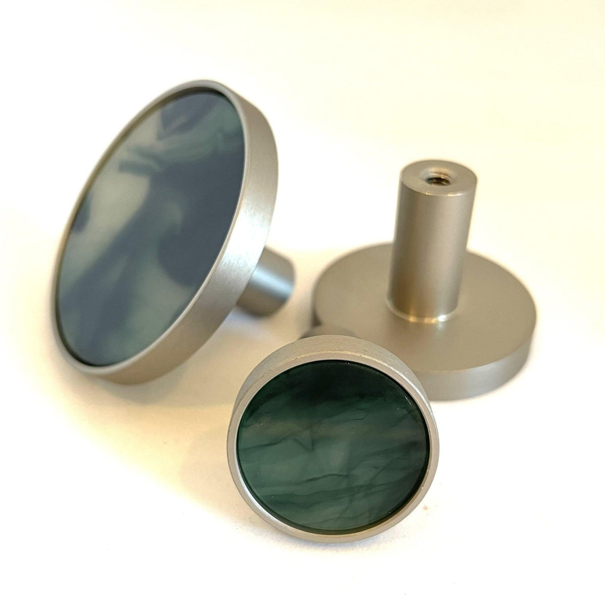 Knage i nikkel med celadon keramik (Ø: 42 mm) - Grebet