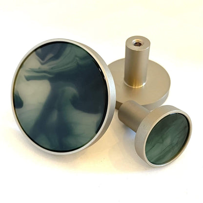 Knage i nikkel med celadon keramik (Ø: 42 mm) - Grebet