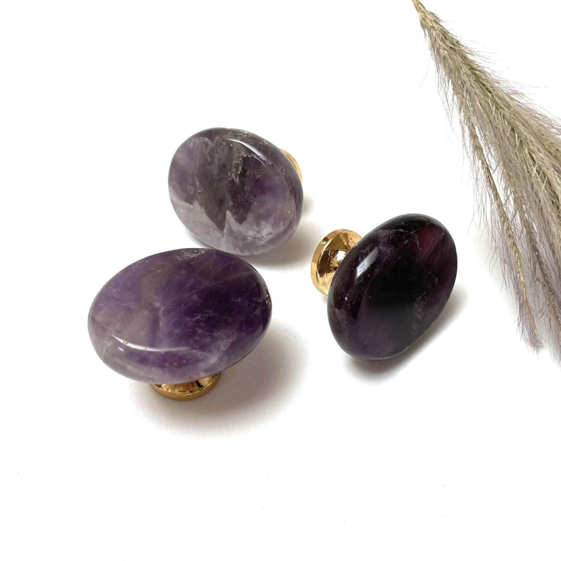 By Grebet.dk Møbelknop Ametyst (lille) Krystal møbelknop (guld hardware, flere størrelser)