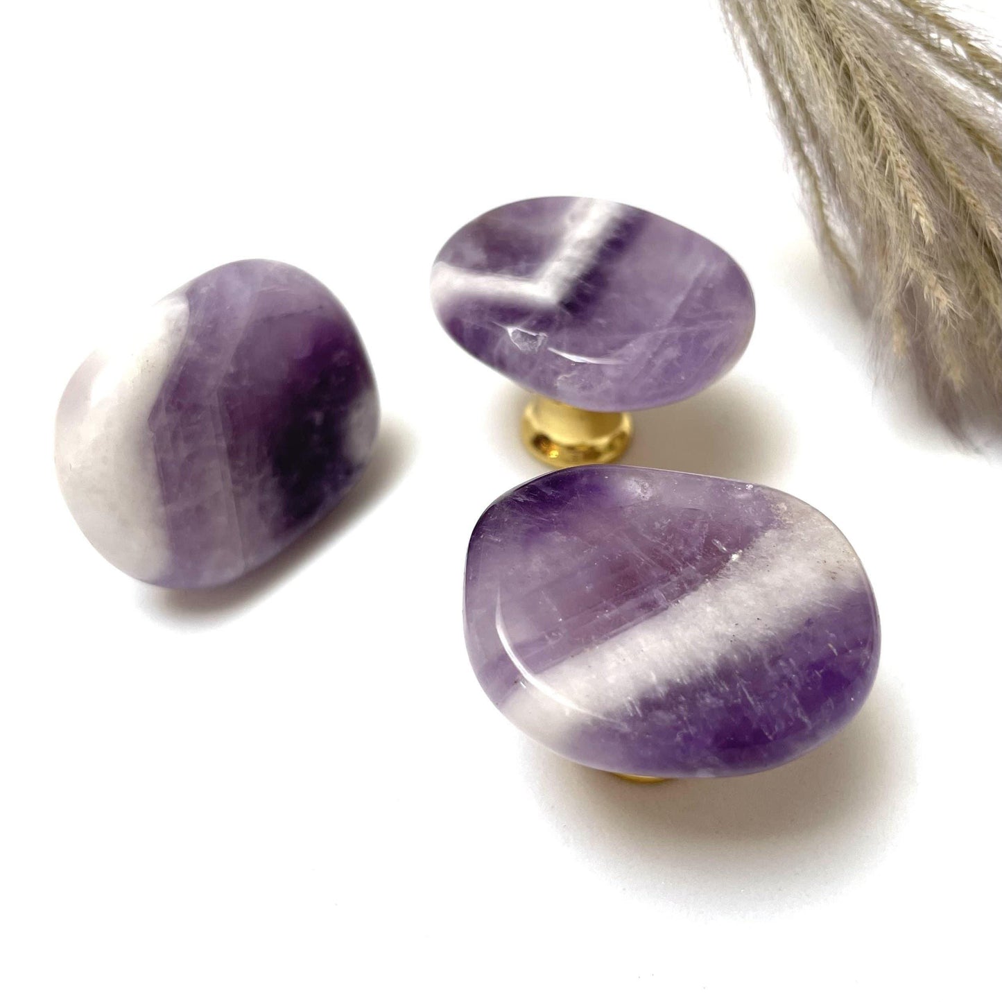 By Grebet.dk Møbelknop Ametyst (stor) Krystal møbelknop (guld hardware, flere størrelser)