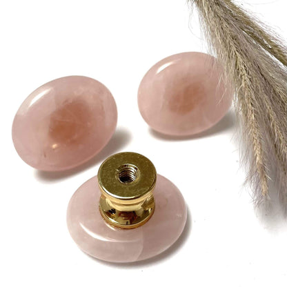 By Grebet.dk Møbelknop Rosakvarts (lille) Krystal møbelknop (guld hardware, flere størrelser)