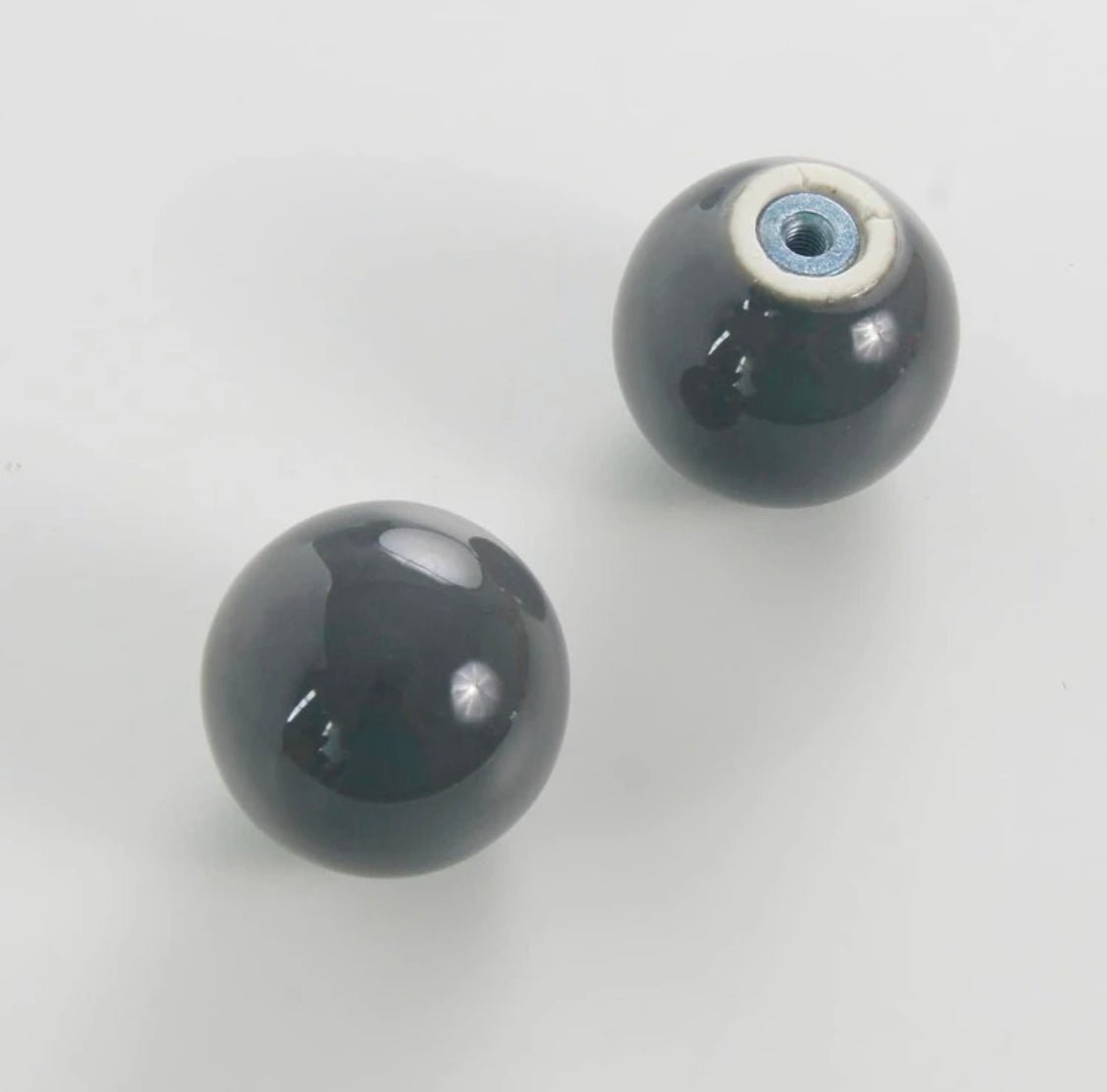 Kugle porcelæn møbelknop i mørkegrå (Ø: 32-33 mm) - Grebet