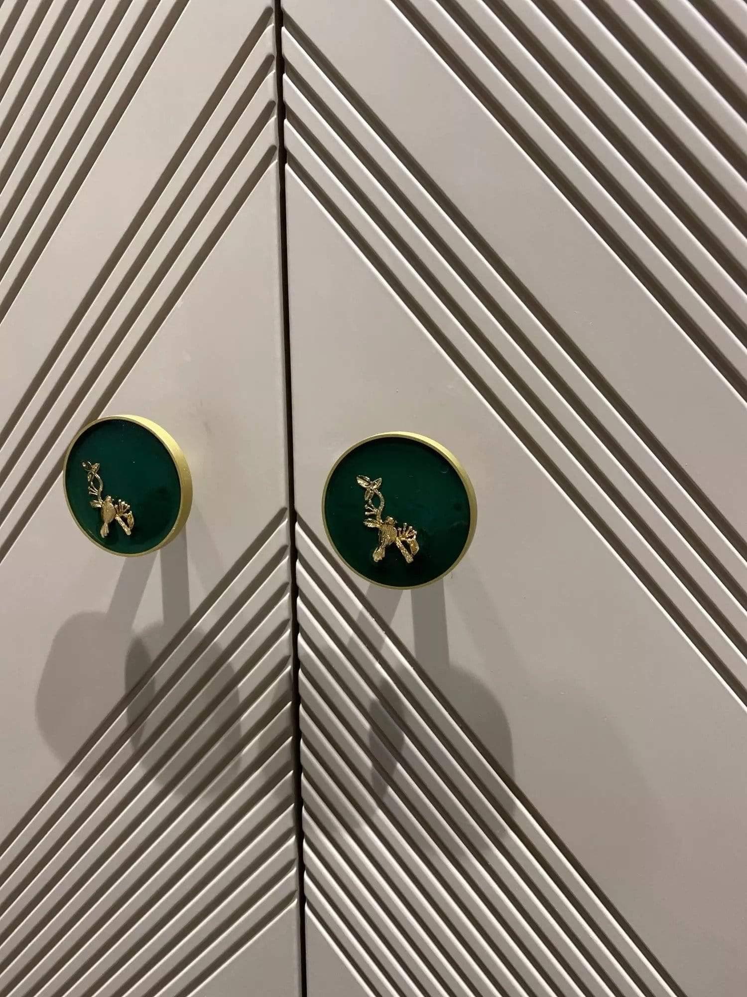 Grebet Messing møbelknopper med motiv (Ø: 32 mm)