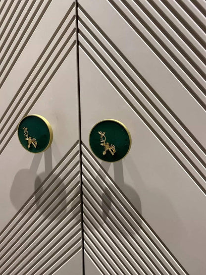 Grebet Messing møbelknopper med motiv (Ø: 32 mm)