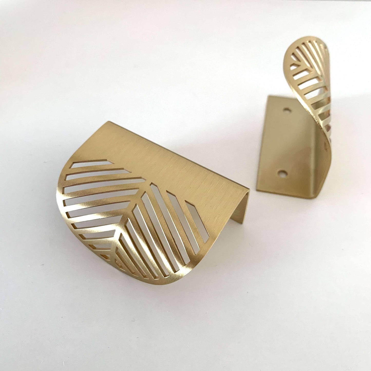 By Grebet.dk Metal greb Skal greb i børstet messing