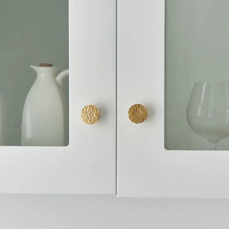 Møbelknop i banket messing (Ø: 25 mm eller 28 mm) - Grebet