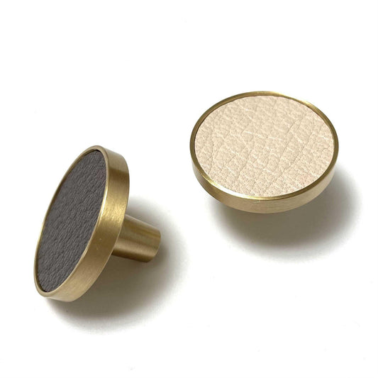 Grebet Metal greb Møbelknop i messing med beige, grå eller sort læder (Ø: 32mm)