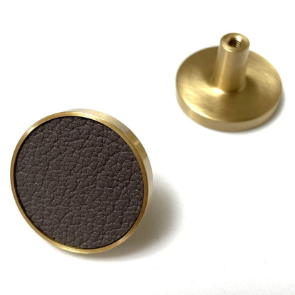 Møbelknop i messing med beige, grå eller sort læder (Ø: 32mm) - Grebet